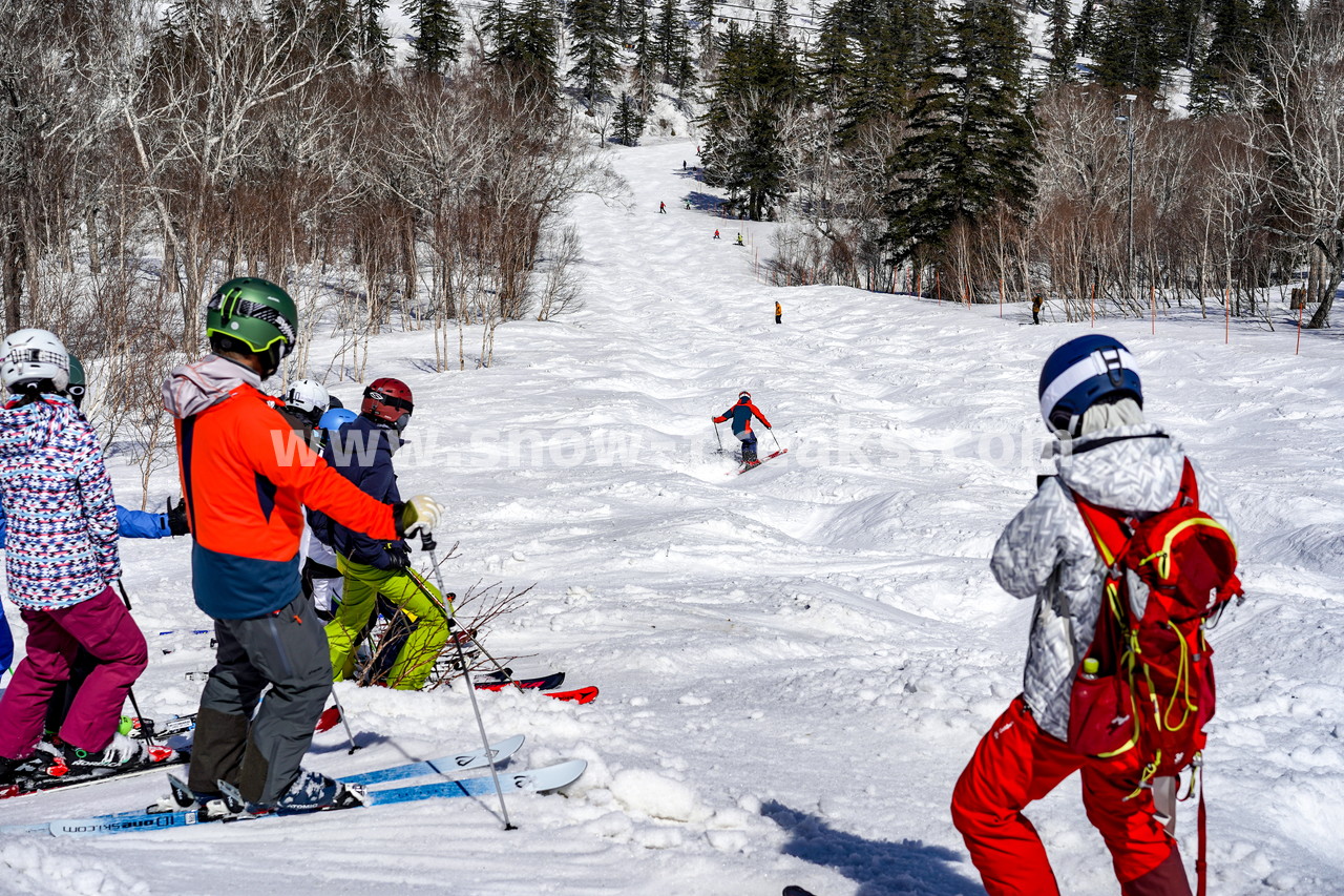 札幌国際スキー場 Mt.石井スポーツ ISHII SKI ACADEMY 校長・斉藤人之さんによる『斉藤塾』開講。本日のテーマは、「春雪！コブからスキーのたわみを楽しむ！！」(^^)v